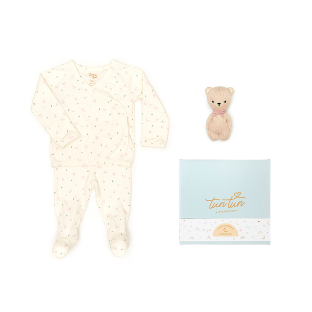 AJUAR KIMONO DE ALGODÓN PIMA CEREZA + OSITO SONAJA + CAJITA DE REGALO