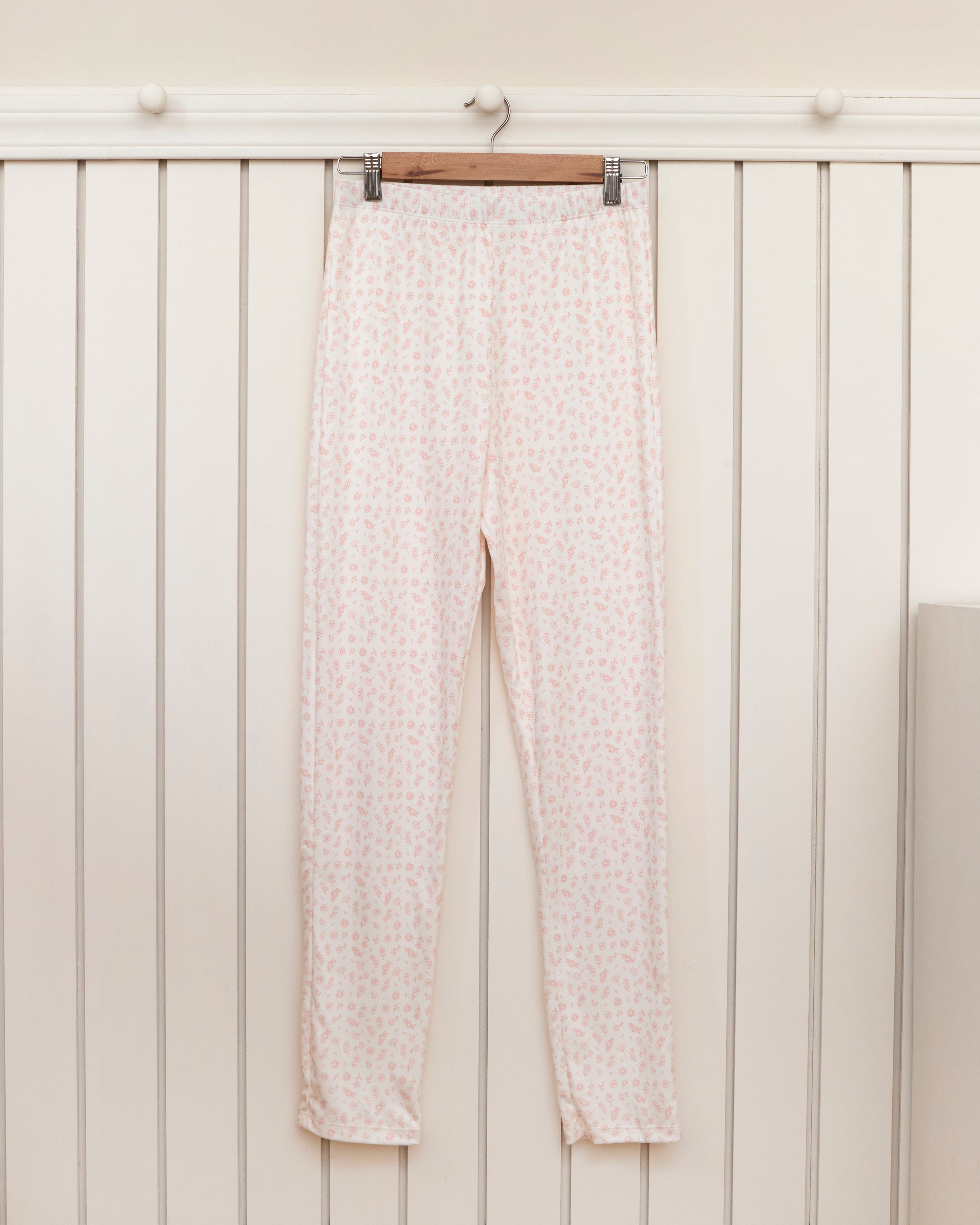 Pijama Mamá + Set 2 Pcs Enterizo Broches + Gorro Flores Rosadas de Algodón Pima
