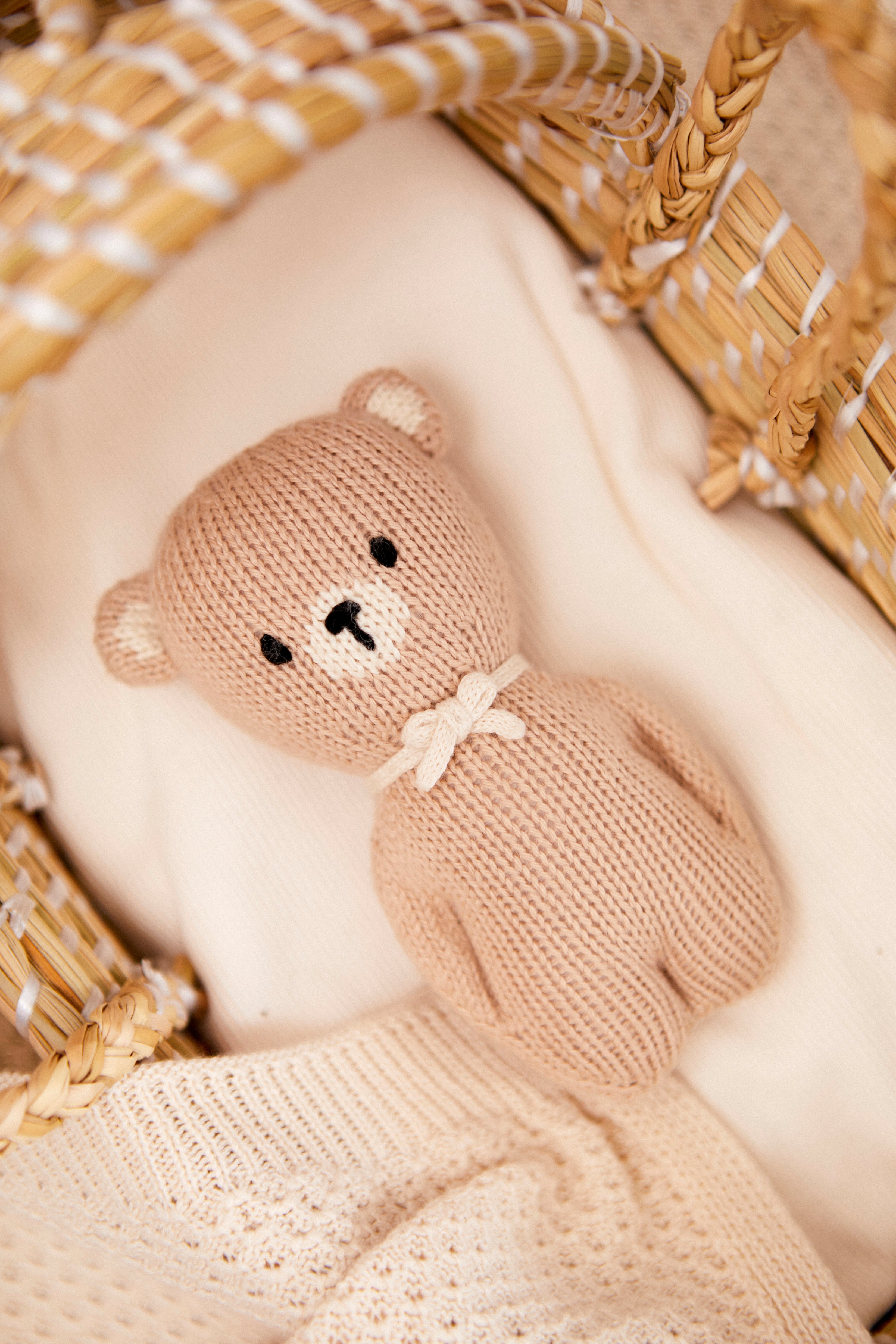 Sonaja de osito de algodon - beige con lazo perla