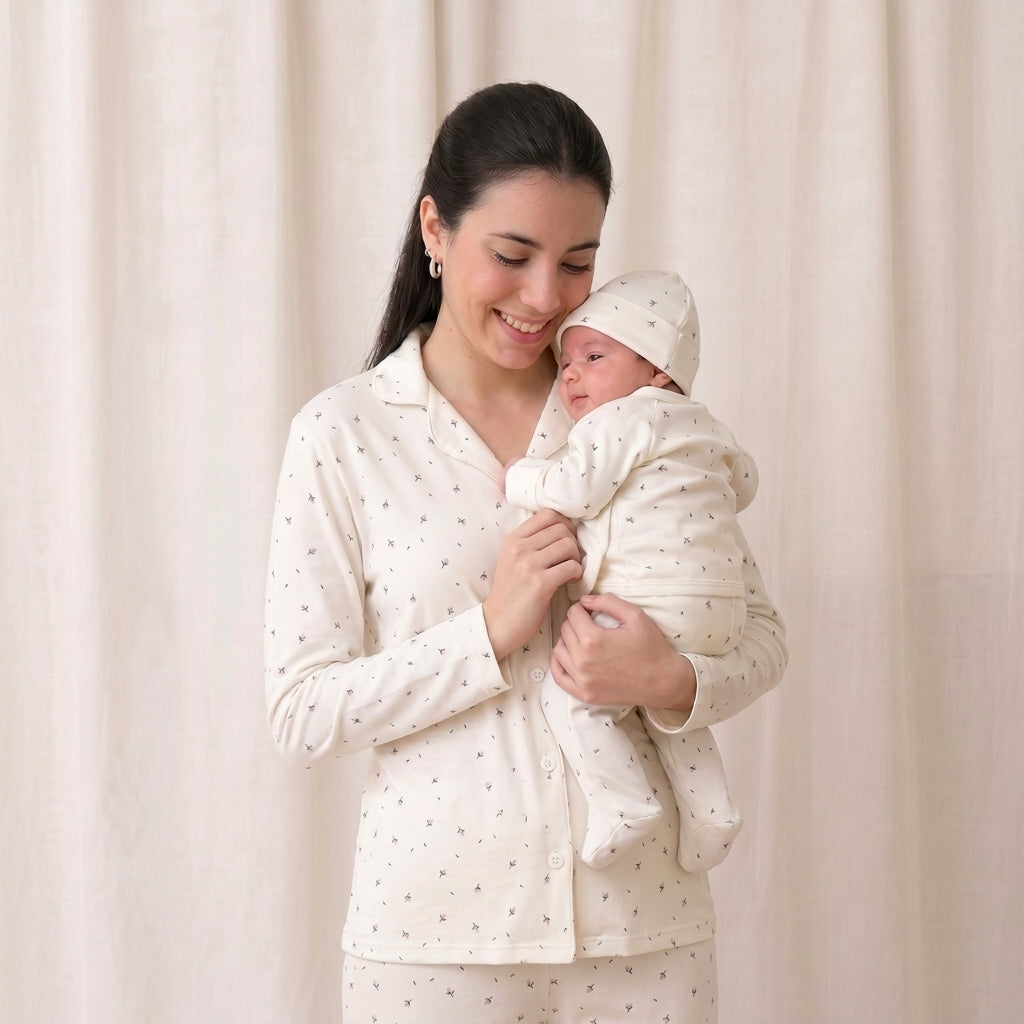 Pijama Mamá + Set 3 Pcs Kimono + Pant + Gorro Crema Flores de Algodón Pima