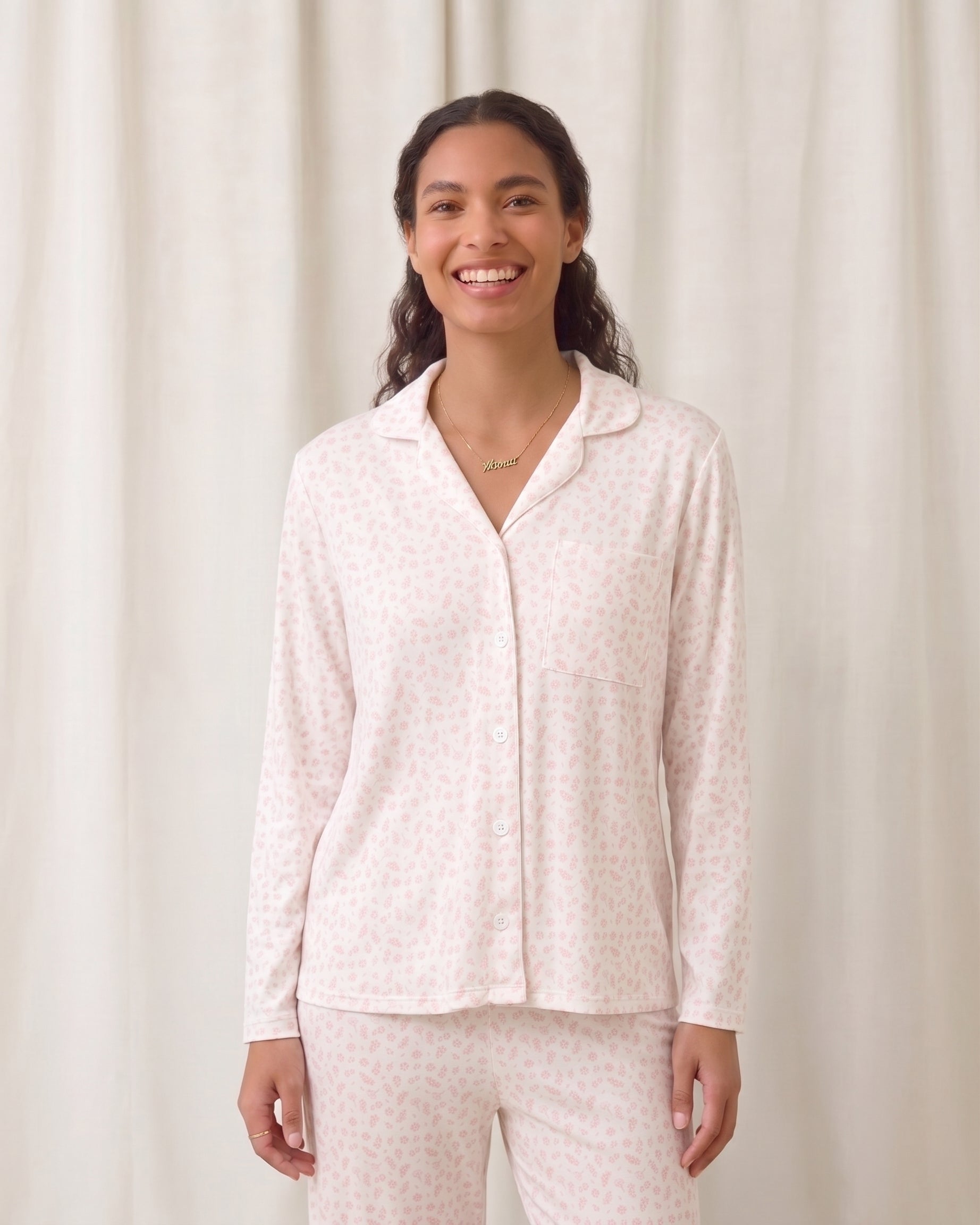 Pijama Mamá + Set 2 Pcs Enterizo Broches + Gorro Flores Rosadas de Algodón Pima