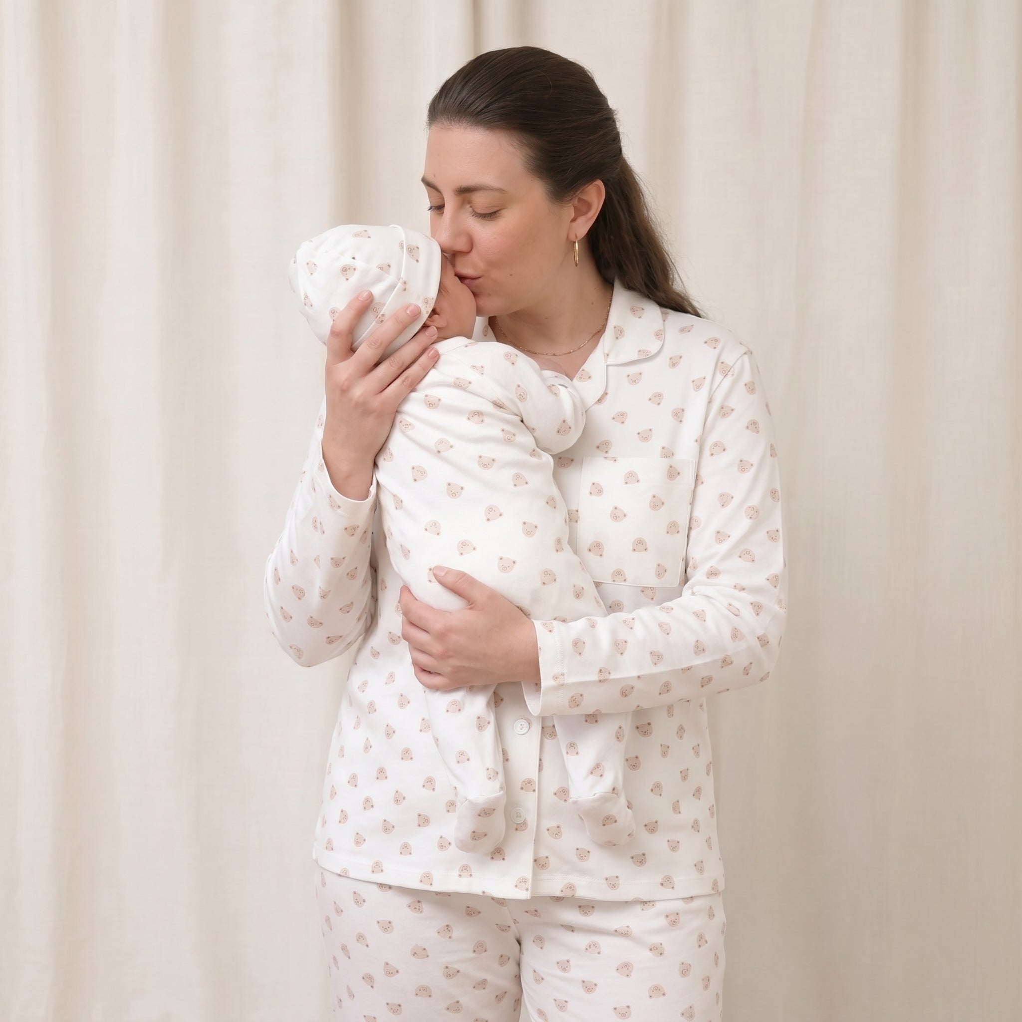 Pijama Mamá + Set 2 Pcs Enterizo Broches + Gorro Perla Osos de Algodón Pima