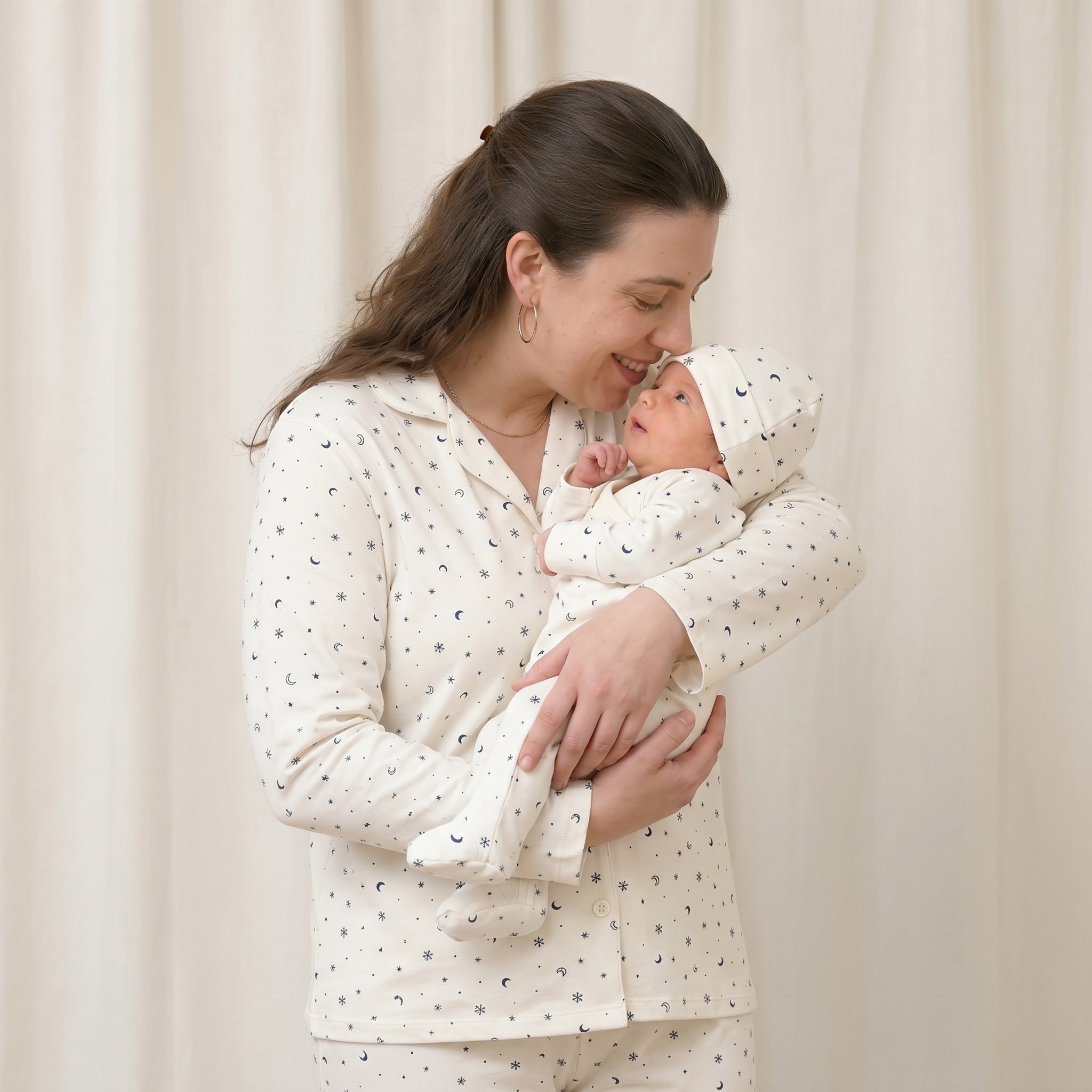 Pijama Mamá + Set 3 Pcs Kimono + Pant + Gorro Copos de Nieve de Algodón Pima
