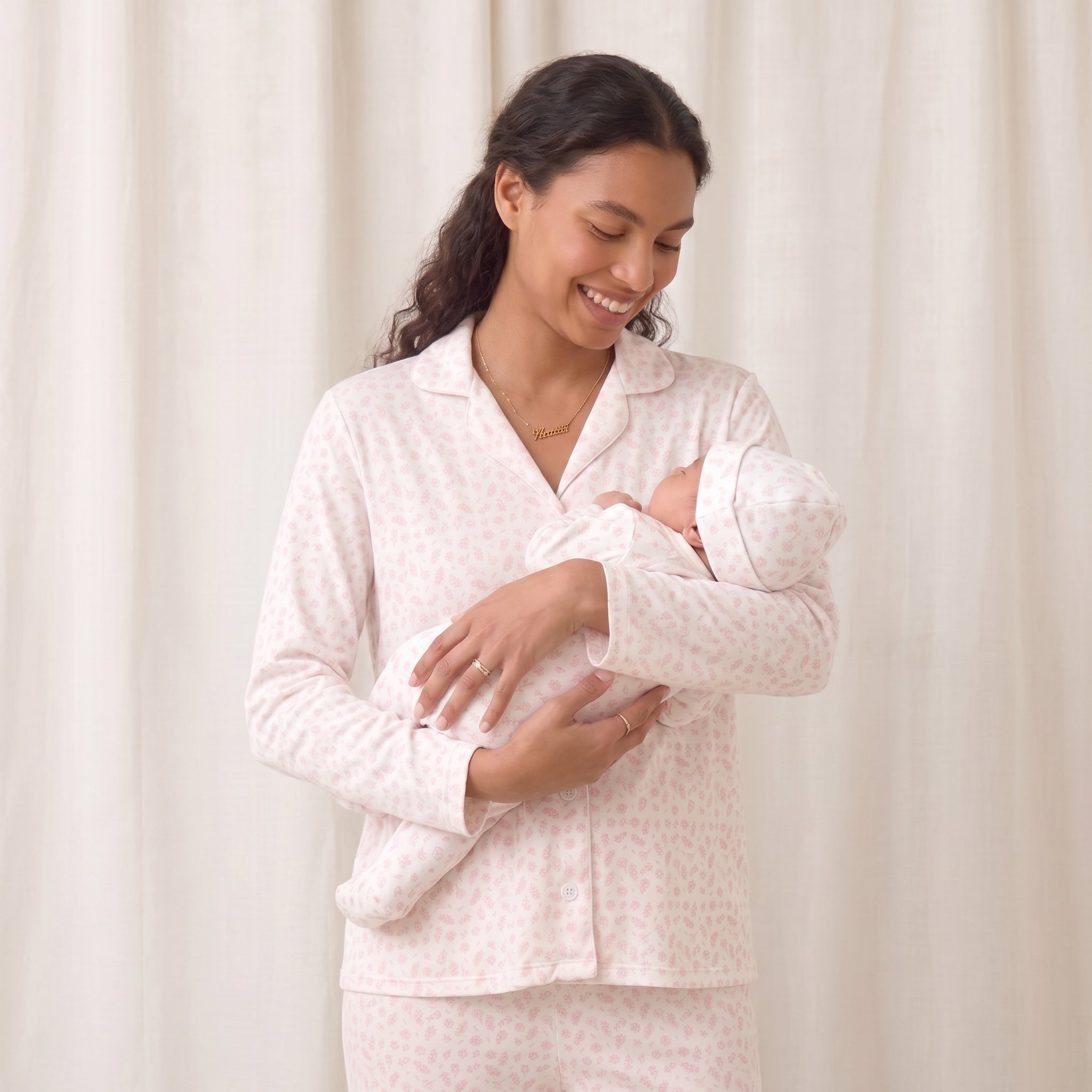 Pijama Mamá + Set 2 Pcs Enterizo Broches + Gorro Flores Rosadas de Algodón Pima