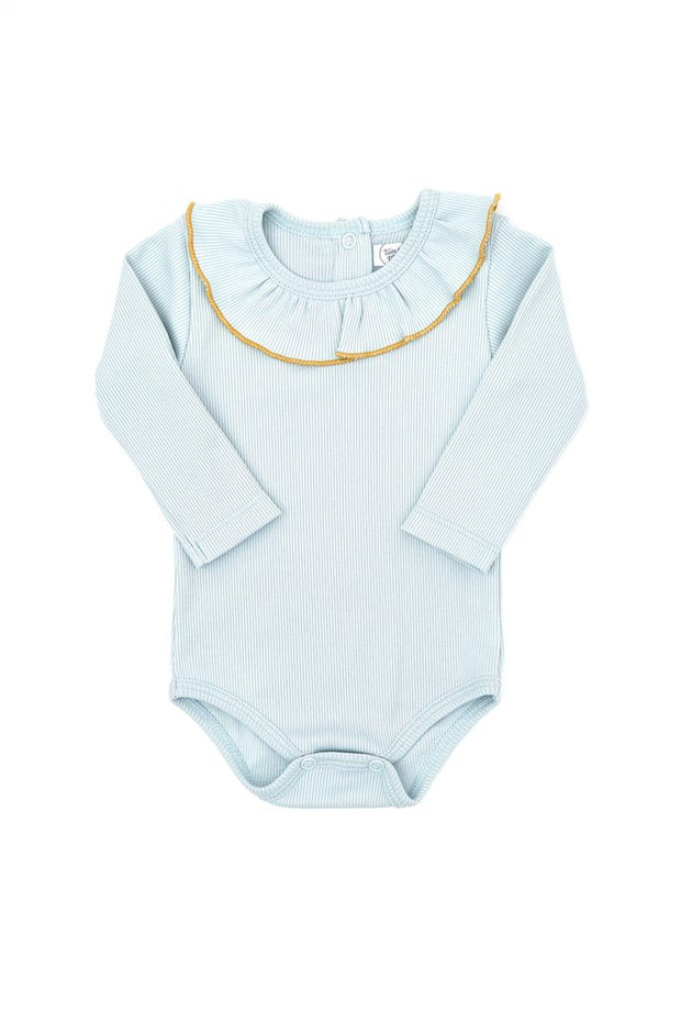 Ruffle bodysuit de rib de algodón premium Celeste